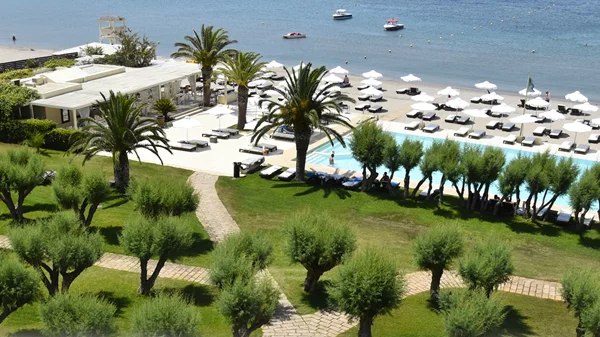 "Plaza Resort", Ανάβυσσος: Το αγαπημένο σας "νησιώτικο" resort για Πάσχα δίπλα στη θάλασσα βρίσκεται πιο κοντά στην Αθήνα απ’ ότι νομίζατε!