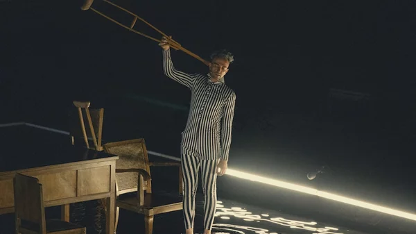 Άρης Σερβετάλης - Έφη Μπίρμπα συνεχίζουν με το "Όνειρο ενός γελοίου" στο θέατρο Κιβωτός