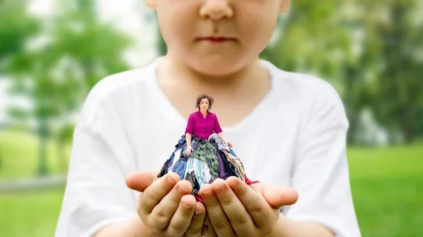 "Μικροί Ήρωες σε Κρίση": Το καινοτόμο εκπαιδευτικό πρόγραμμα της MeWe φέρνει τα παιδιά στη θέση του σκηνοθέτη