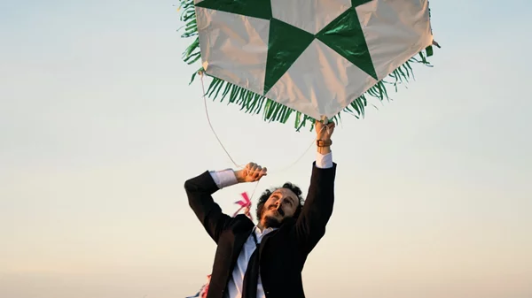 Τα σκηνοθετημένα αυτοπορτραίτα του Θοδωρή Βρανά ταξιδεύουν στα Κύθηρα