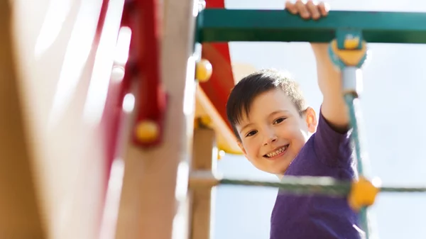 Πώς να ενθαρρύνεις το παιδί σου να παίζει μόνο του;