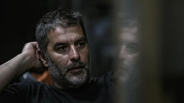 Ο Βασίλης Μπισμπίκης φέρνει το "Έγκλημα και τιμωρία" στην Αθήνα του σήμερα