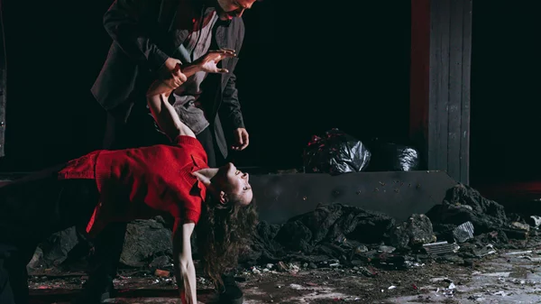 "Απόπειρες για τη ζωή της": 17 in-yer-face ιστορίες, ένα παιχνίδι ταυτοτήτων