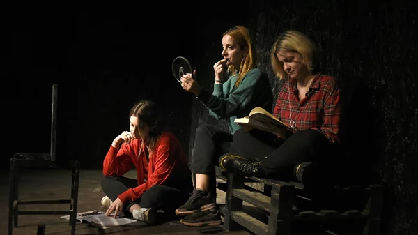 "Στη Γάζα δεν μένουν πια παιδιά": Η θεατρική ομάδα 2510 παρουσιάζει το νέο ποιητικό και σκληρό έργο του Ανδρέα Ζαφείρη για τον πόλεμο