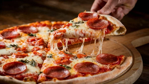 Πώς τρώει ο Έλληνας την πίτσα του;