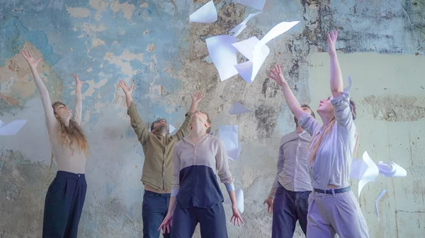 "Πεθαίνω σαν χώρα": Στο ΠΛΥΦΑ το έργο του Δημητριάδη που μας κάνει μάρτυρες ενός εξουθενωμένου έθνους