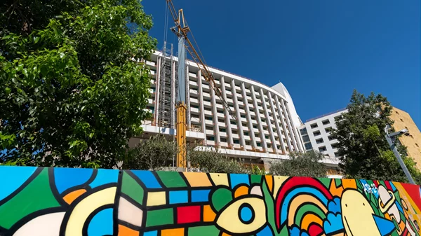 Μία υπαίθρια εικαστική έκθεση θα εγκαινιαστεί σύντομα στην περίφραξη του πρώην Hilton