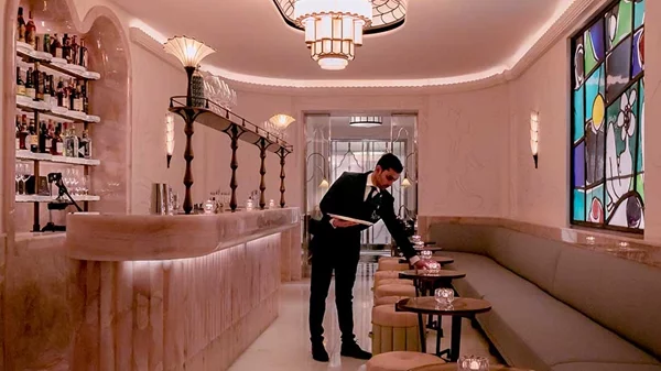 Θρυλικά μπαρ του κόσμου σερβίρουν στην Πατησίων