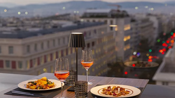 Πώς (και τι) τρώμε πια στα εστιατόρια των ξενοδοχείων της Αθήνας