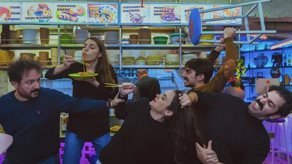 Ο ανανεωμένος "Χρυσός δράκος" σερβίρει ξανά ταϊλανδο-κινεζο-βιετναμέζικο