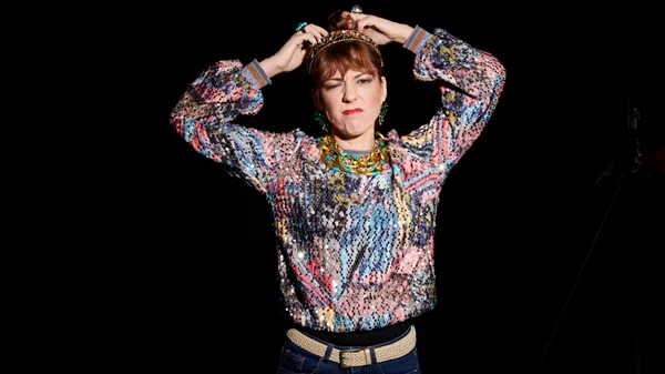 "Μίνιμαλ": Η Ήρα Κατσούδα μάς χαρίζει στιγμές γέλιου για δεύτερη χρονιά