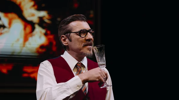 Ποιοι είναι οι θεατρικοί ήρωες που θα κάναμε μαζί τους ρεβεγιόν;