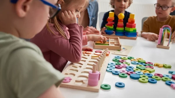 Τα 8 καλύτερα μοντεσοριανά παιχνίδια για παιδιά ηλικίας 2-3 ετών