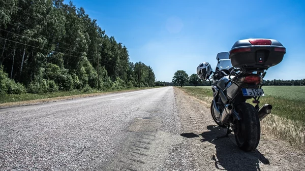 Ένα εντυπωσιακό ταξίδι με μοτοσυκλέτα στην άγρια φύση της νότιας Αλβανίας