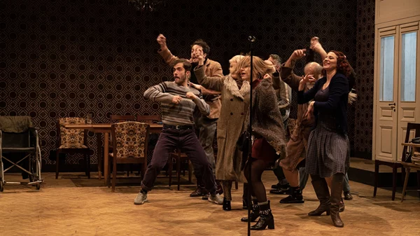 "Σ’ εσάς που με ακούτε": Η επιτυχία του ΚΘΒΕ κατεβαίνει Αθήνα