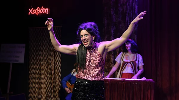 Παράταση για τα "Μπλε καστόρινα παπούτσια" στο θέατρο "Μπέλλος"