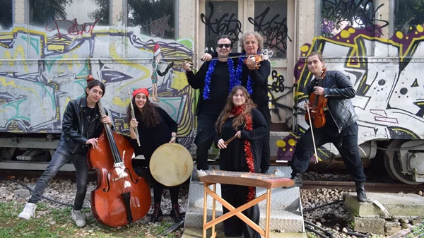 Ο Καραγκιόζης γιορτάζει τα πρώτα του Χριστούγεννα στο "Paraga"