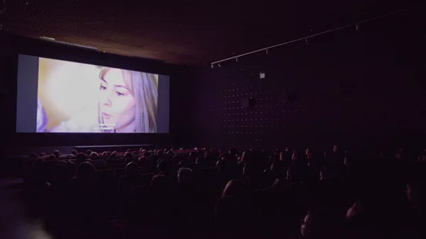 Αναζητούνται θεατές: Πώς θα γεμίσουν ξανά τα σινεμά; Η Μικρόκοσμος Films απαντά