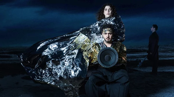 Έβελυν Ασουάντ: Η φωνή που μαγεύει στο H.ug με τους "Ζωντανούς"