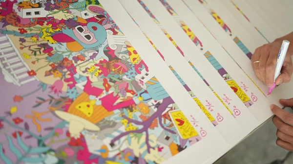 Ένα ολοκαίνουργιο έργο από τον street artist b. στη στοά του Moxy Athens City