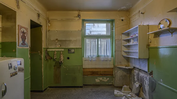 Καθίσματα του "Ιντεάλ" και αποδομημένες παιδικές χαρές δίνουν ξανά ζωή στο ερημωμένο Μέγαρο Σλήμαν-Μελά