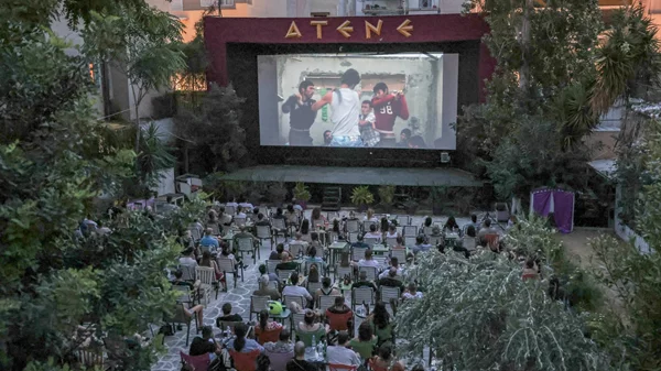 Ατενέ: Το θερινό σινεμά που δεν έκλεισε το χειμώνα και συνεχίζει τις προβολές