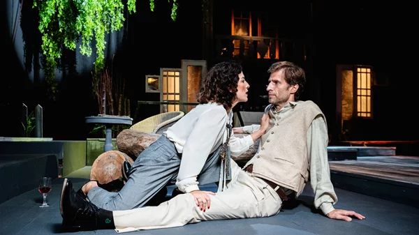 "Πλατόνωφ": Νέες φωτογραφίες από την παράσταση του πρώτου θεατρικού έργου του Άντον Τσέχοφ σε σκηνοθεσία Νίκου Καμτσή