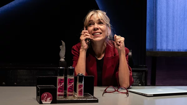 "Linda": Η παράσταση για τη γυναίκα του σήμερα επέστρεψε στο Επί Κολωνώ