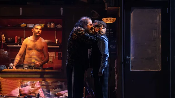 Πρώτες φωτογραφίες από το "Έγκλημα και τιμωρία: Αθήνα" του Βασίλη Μπισμπίκη στη Στέγη