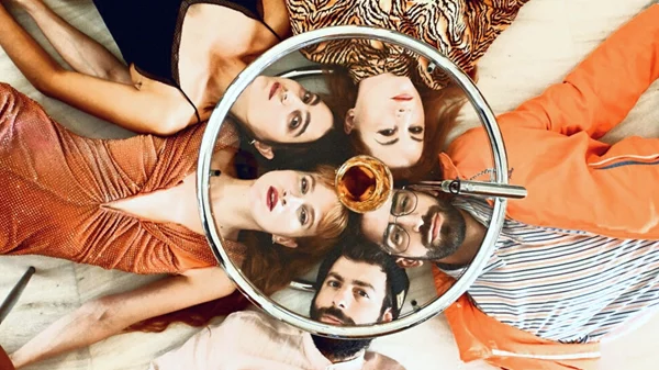 "(Love me) Tinder": Δίγλωσση performance στο Theatre of the No