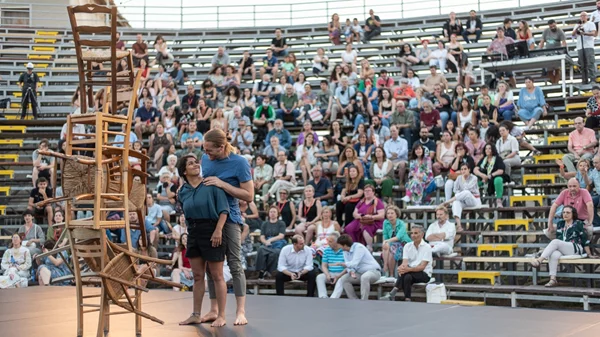 "Ακροβατώντας στην Ελευσίνα": Σύγχρονος χορός, τσίρκο και μουσική συναντώνται