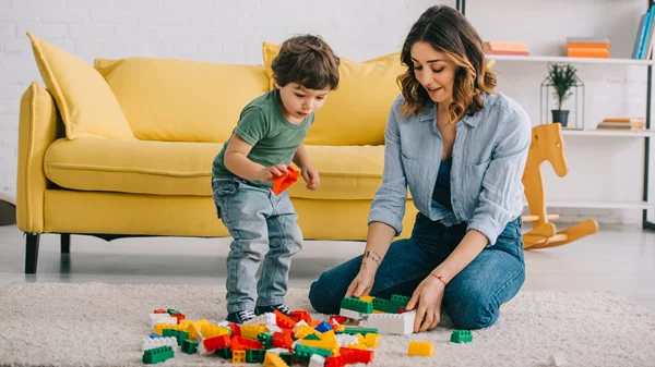 Πρέπει να επιλέγουν οι γονείς τα παιχνίδια των παιδιών;