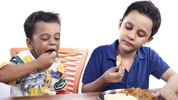 Έρευνα: Τα νήπια μοιράζονται το φαγητό τους ακόμα και όταν πεινούν