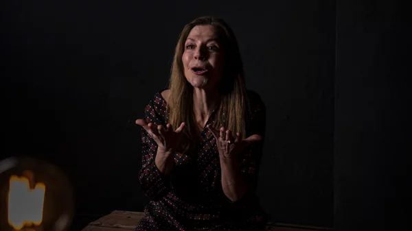 "Η μάνα αυτουνού…Έλλη Ζάχου Ταχτσή": Ο μονόλογος της Κικής Μαυρίδου μεταφέρεται στο Εν Αθήναις