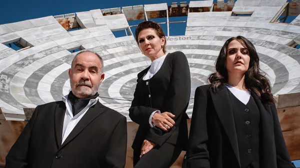 Η Ταμίλα Κουλίεβα μάς μεταφέρει στο 2028 με ένα θεατρικό "Απόρρητο"