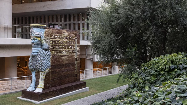 Τι δουλειά έχει ένας φτερωτός ταύρος έξω από το Μουσείο Ακρόπολης;