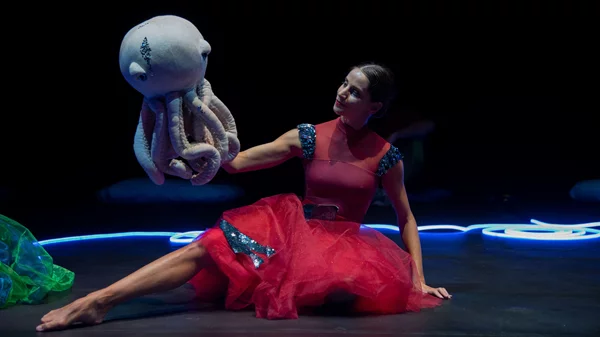 "Underwater": Θεατρικό ταξίδι για βρέφη "κάτω από το νερό" στη Λυρική