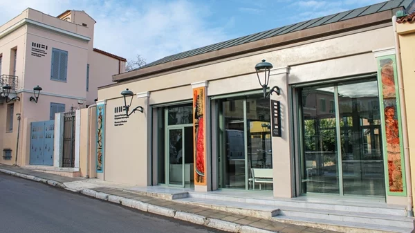 Θέατρο σκιών στην αυλή του Μουσείου Νεότερου Ελληνικού Πολιτισμού