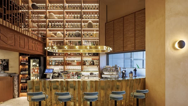 Το -και του σαλονιού και του λιμανιού- bar restaurant που σε κατεβάζει στον Πειραιά