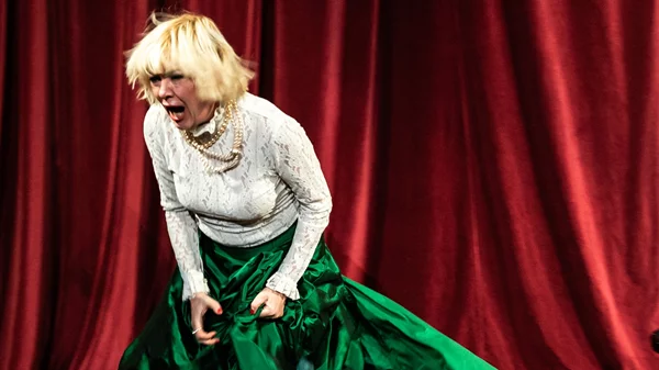 Ο "Γλάρος" του Δημήτρη Καραντζά είναι μια επίσκεψη στα σωθικά της θεατρικής τέχνης