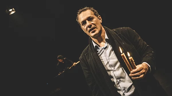 Χριστούγεννα με Παπαδιαμάντη: Ο Θανάσης Σαράντος επιστρέφει με τον "Αμερικάνο"