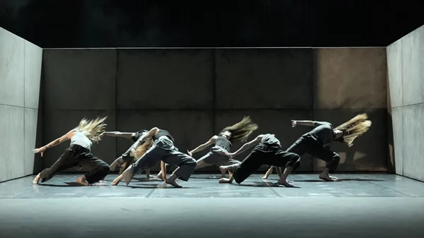 "O dark dark dark": Ο Φώτης Νικολάου χορογραφεί τα σκοτάδια μας