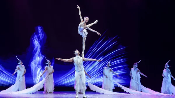 "Flying Fairy Chinese Acrobatic Show": Ακροβατική μαγεία και μπαλέτο στο Christmas Theater