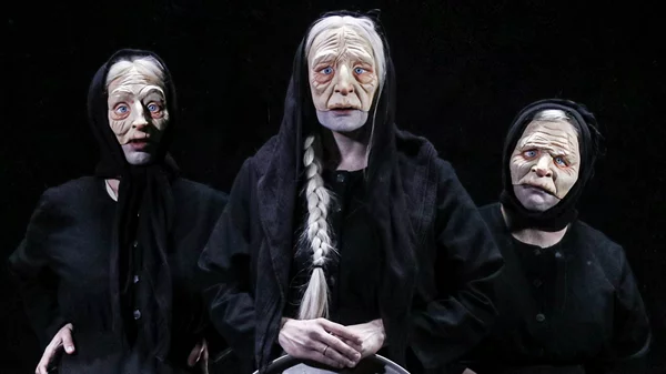 Η μεγάλη θεατρική επιτυχία "Οι γριές που μαζεύουν την τσουκνίδα" παίρνει κι άλλη παράταση