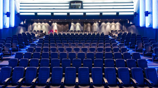 Αναζητούνται θεατές: Πώς θα γεμίσουν ξανά τα σινεμά; Η Tanweer απαντά