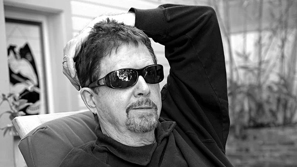 Πέθανε ο Τομ Ρόμπινς, συγγραφέας του "Τρυποκάρυδου" και του "Ακόμα και οι καουμπόισσες μελαγχολούν"