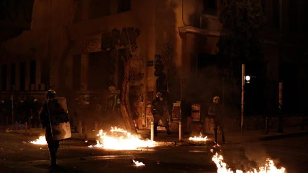 Ένα βίντεο από τα γεγονότα της 6ης Δεκέμβρη 2008, το πρόσωπο του Νίκου Ρωμανού κι ένα σχόλιο του Μπαζέν