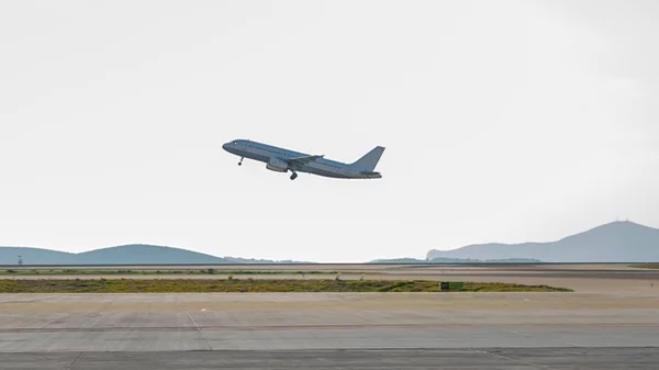 Η Ryanair πιέζει την ΕΕ να περιορίσει την πώληση αλκοόλ στα αεροδρόμια