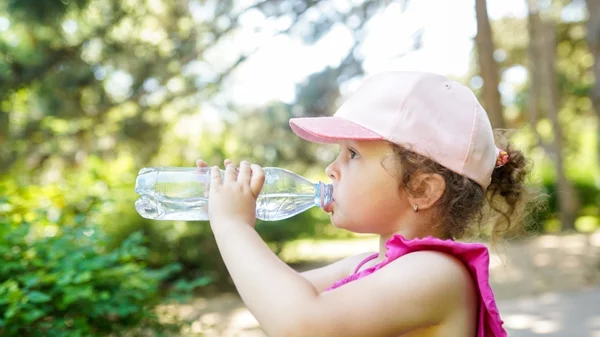 Καύσωνας: Οι συμβουλές για να προστατέψουμε τα παιδιά από την πολλή ζέστη