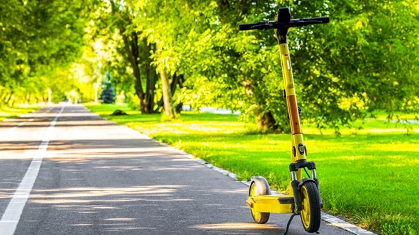 Τι σκοπεύει να κάνει ο Δήμος Αθηναίων με τα ηλεκτρικά πατίνια